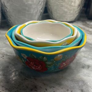 The Pioneer Woman measuring bowl set, 1 C, 1/2 C, 1/3 C, and 1/4 C.